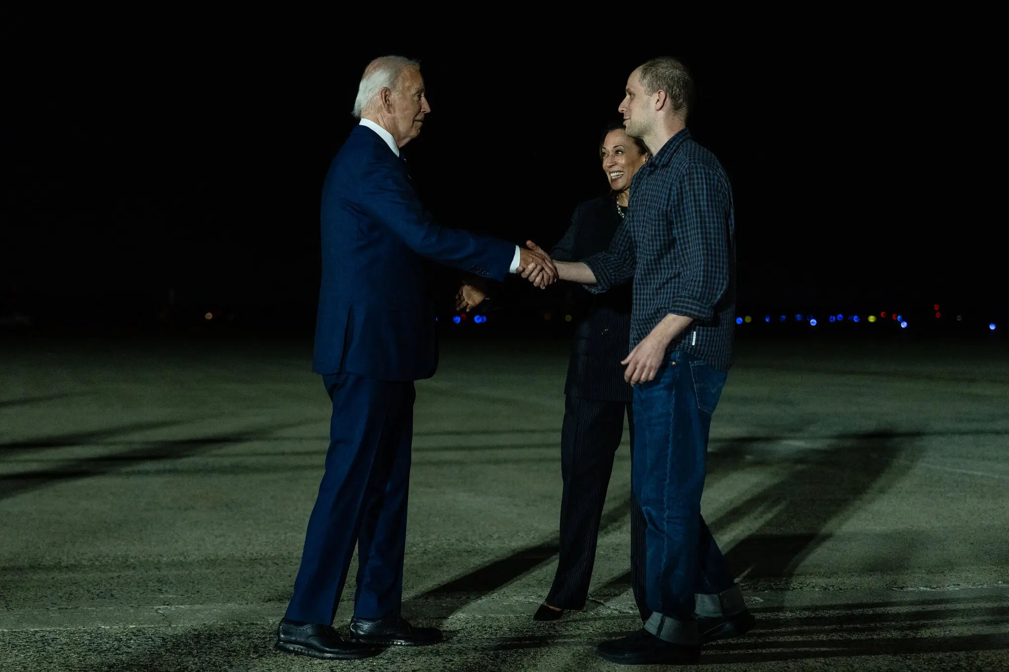 Пан Байден і пані Гарріс з Еваном Гершковічем, репортером Wall Street Journal, якого утримували 16 місяців.